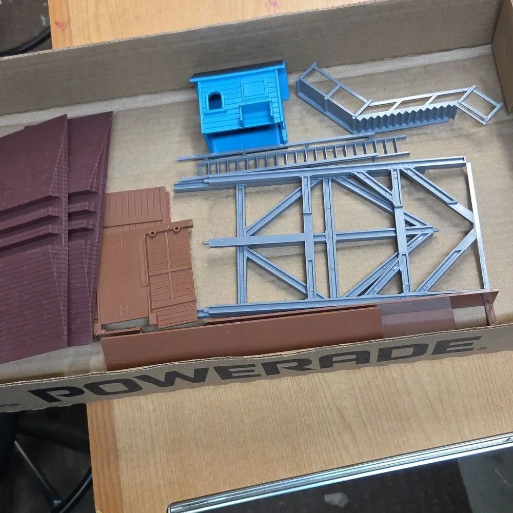 lot of 5 HO scale Train Cars, Tower, Buildings and more - Picture 8 of 12